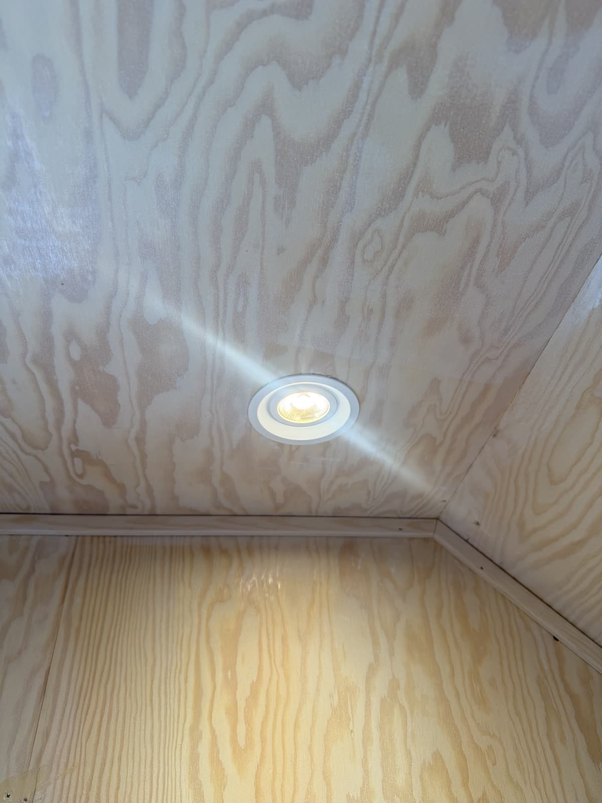 Plejd downlight Tilt DWN-01 infälld i plywoodtaket