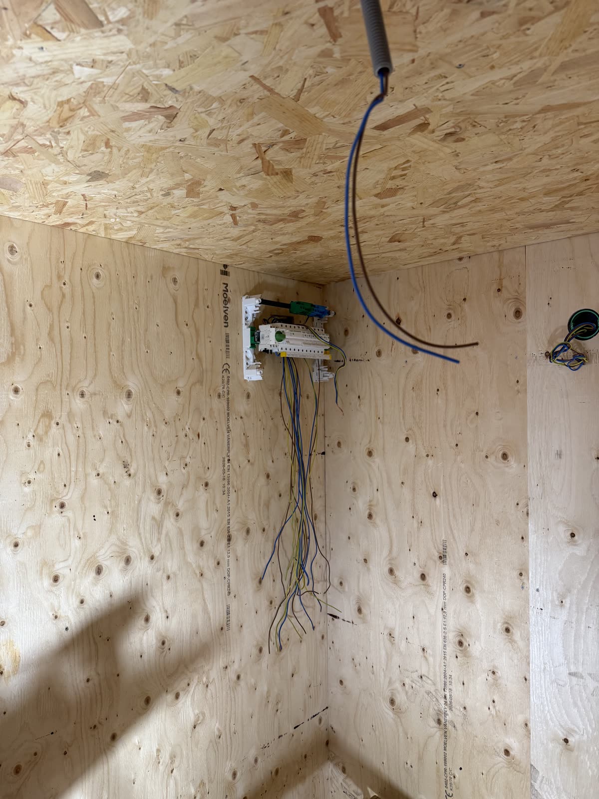 Ofärdig installation med lösa kablar innan elcentralen var monterad