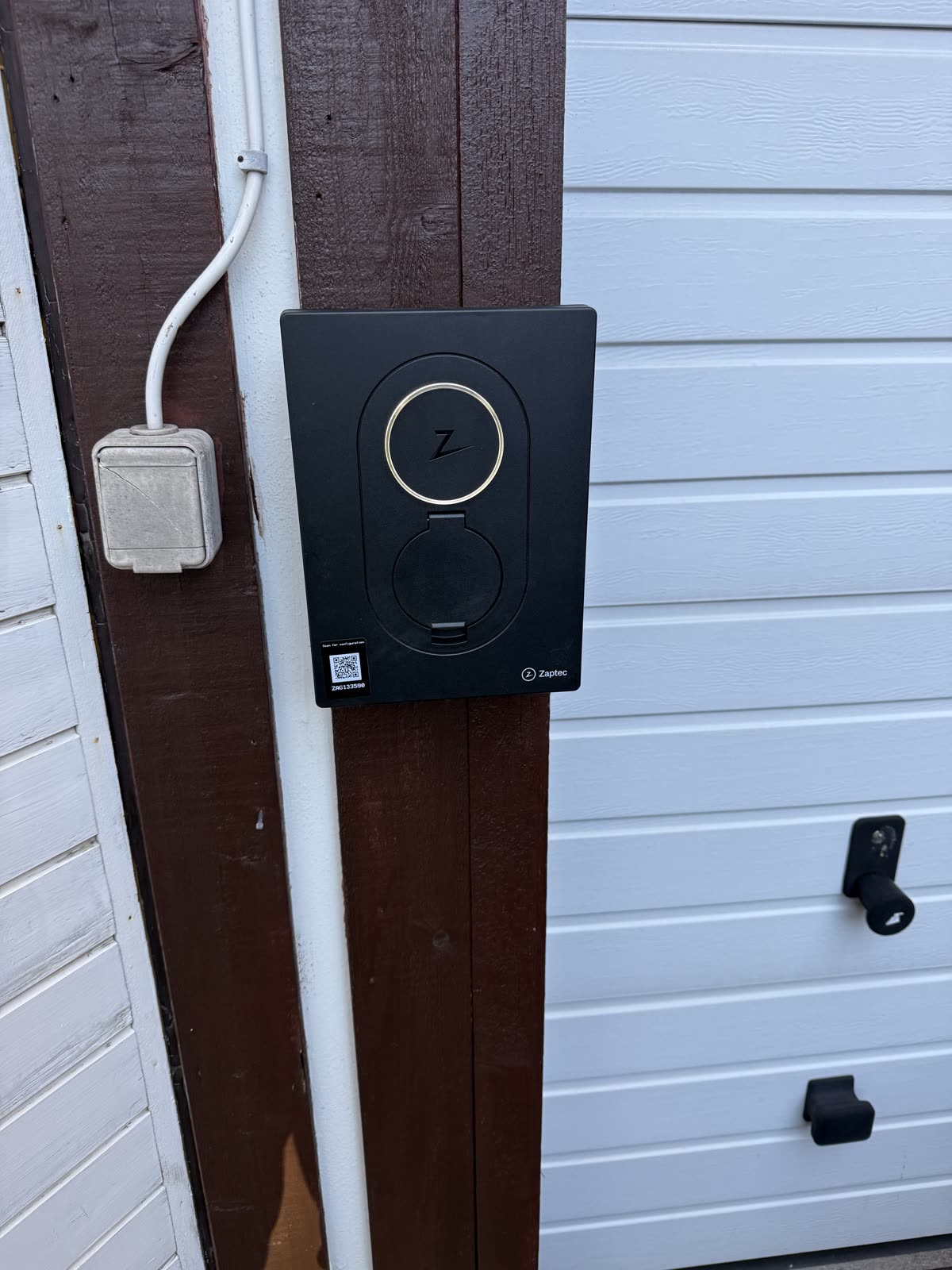 Färdig Zaptec Go-laddare monterad vid garageport