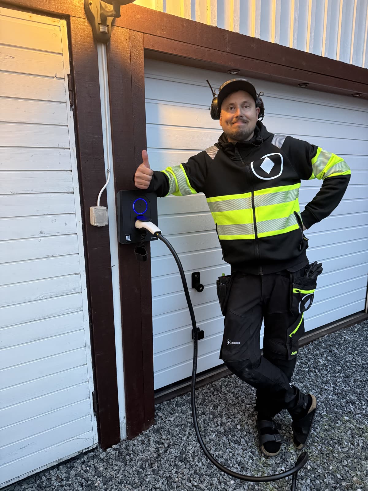 Elektriker från Dalboviken Drift vid den färdiga Zaptec-laddaren