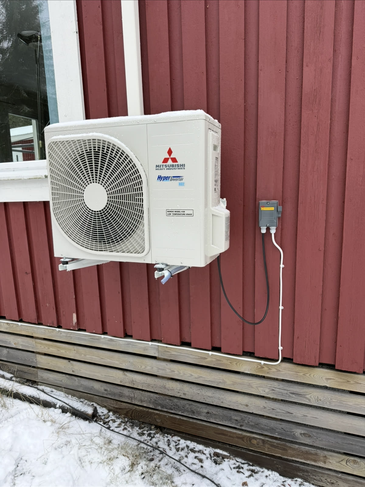 Mitsubishi Heavy Industries värmepump monterad på husväggen