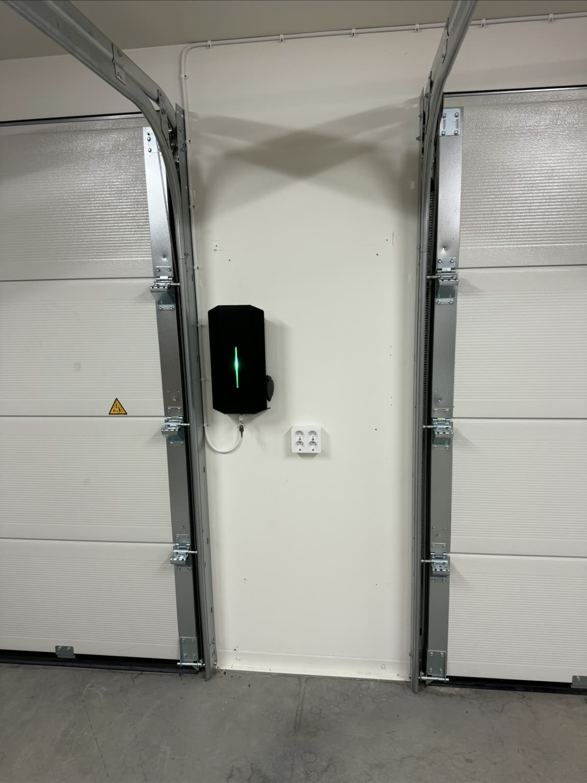 Garo GLB-laddbox monterad mellan garageportarna