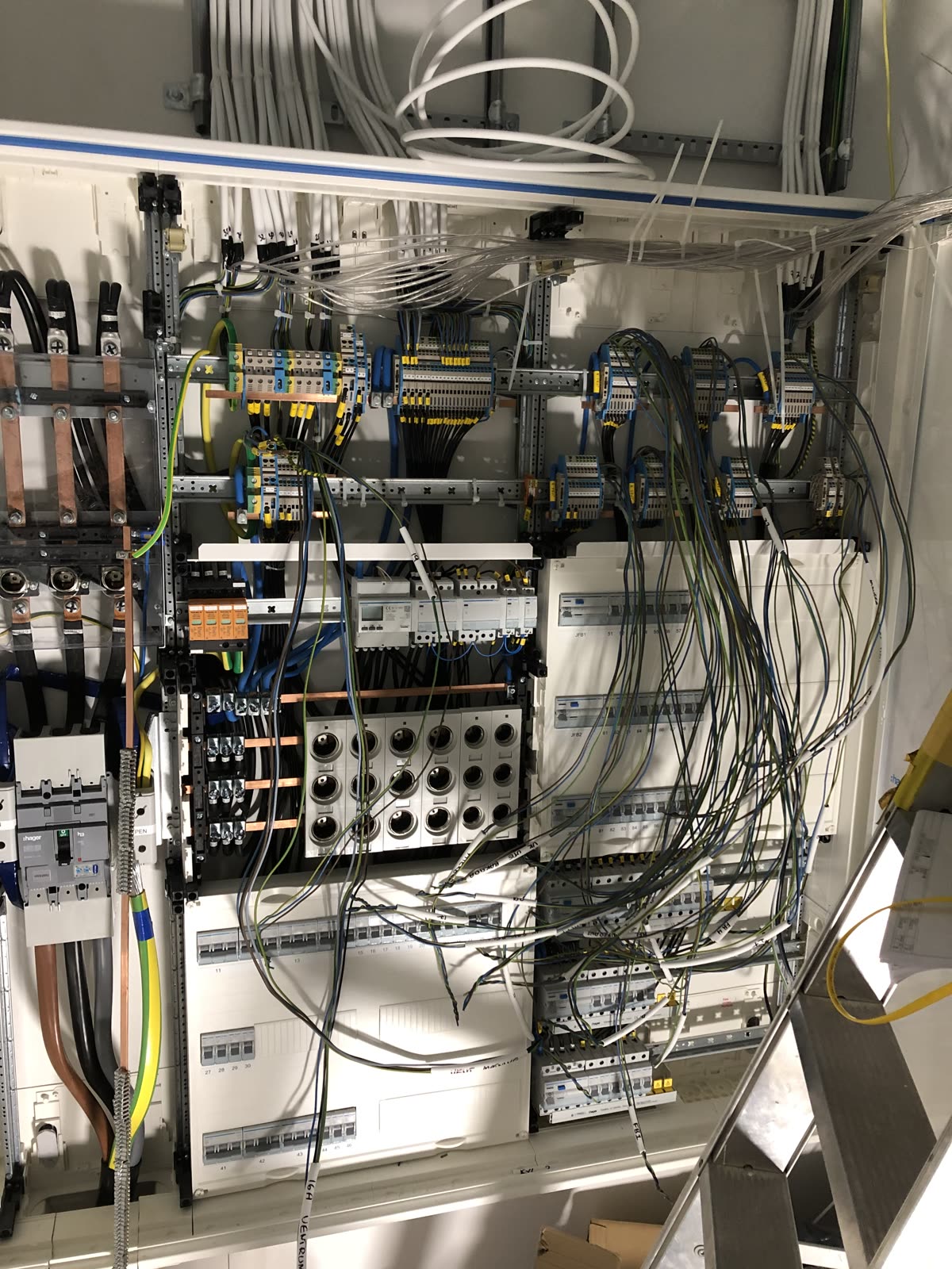 Elcentral för en större anläggning under installation