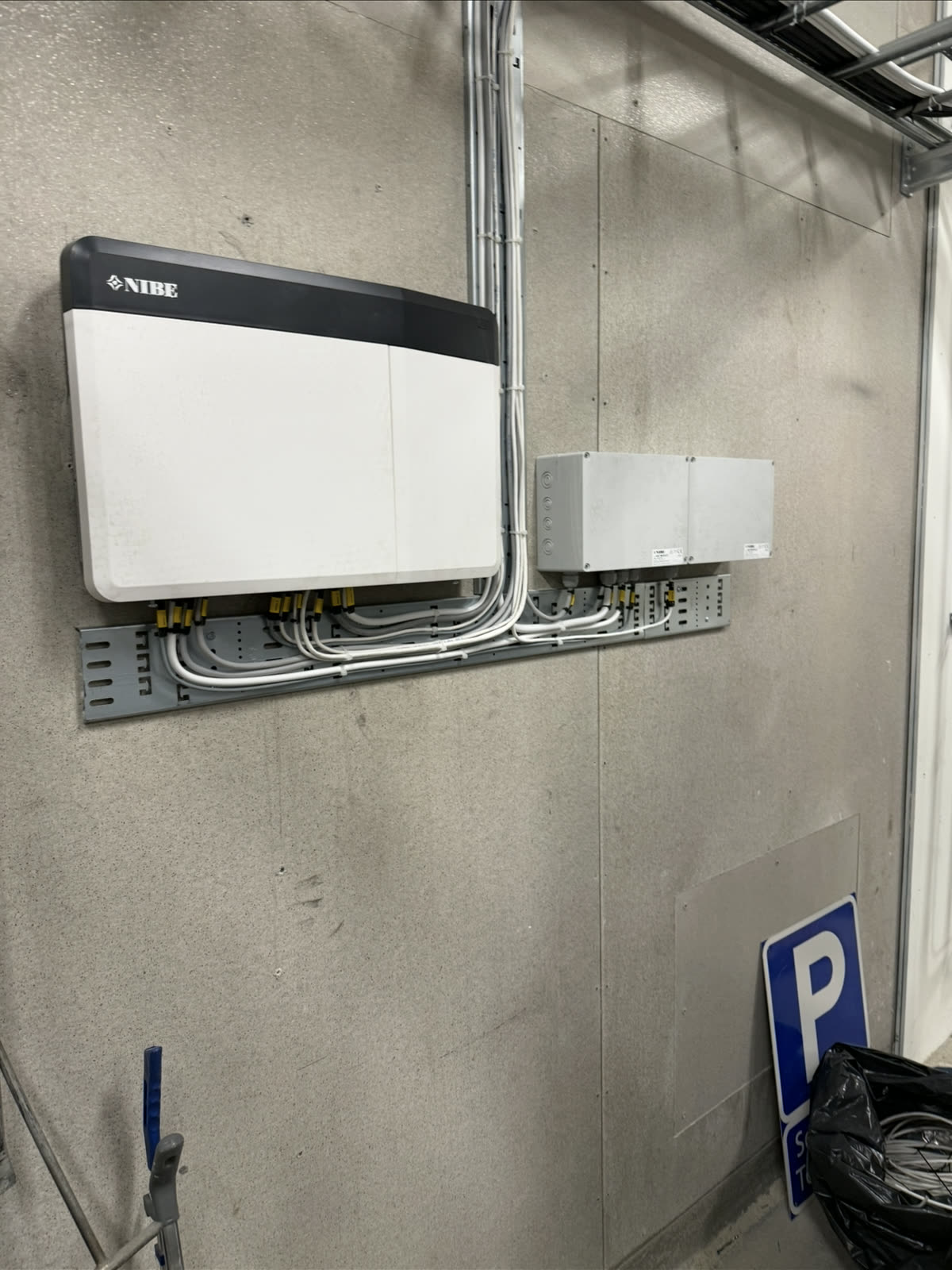 NIBE bergvärmepump med styrmodulen SMO S40 installerad på väggen