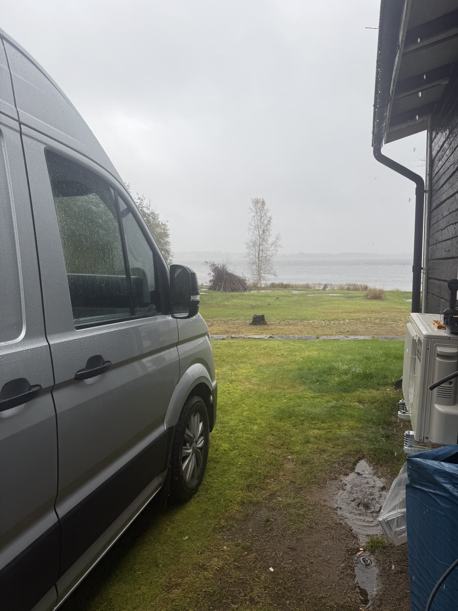 Sjöutsikt från jobbplatsen i Sandnäset, med servicebilen parkerad utanför huset