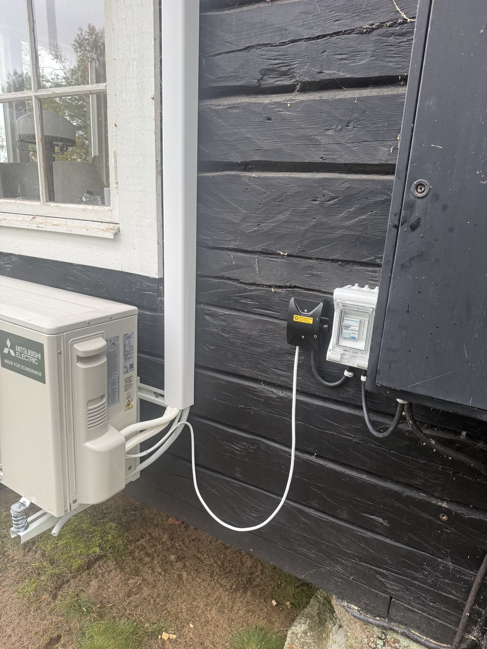 Mitsubishi Electric HR35 utomhusdel med ny jordfelsbrytarkapsling intill fasadskåpet