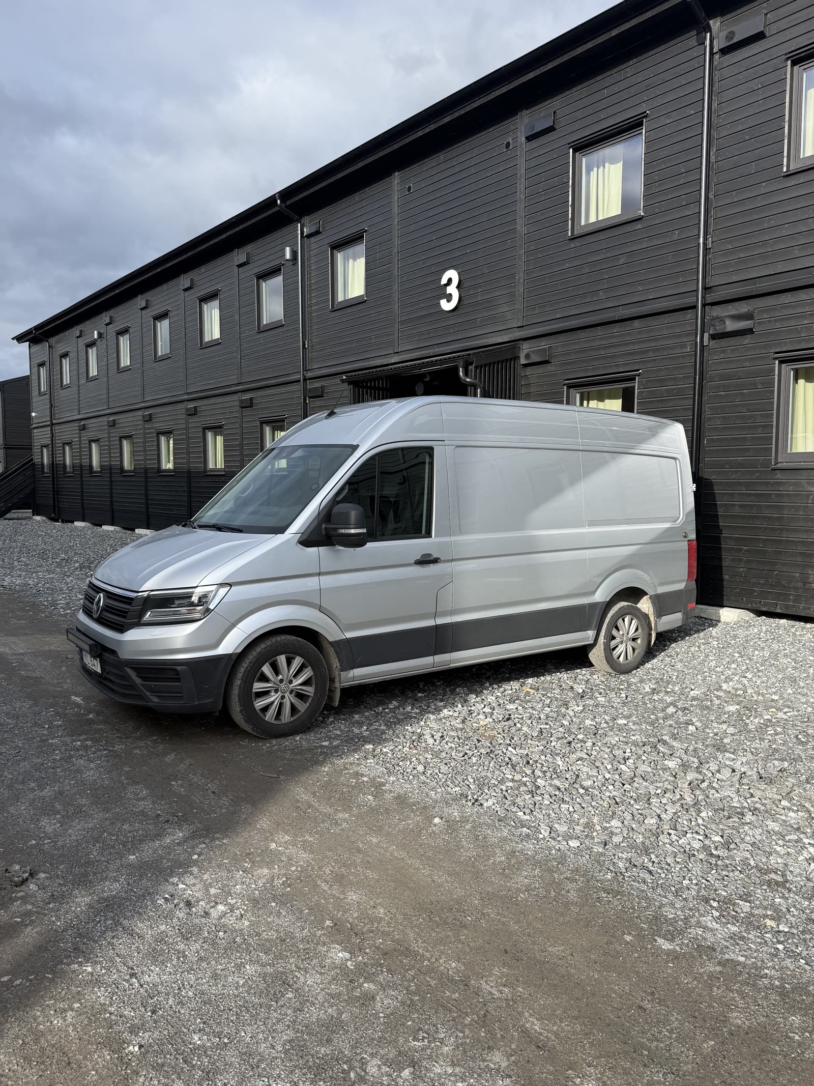 Dalboviken Drifts servicebil parkerad utanför Hus 3 i modulhusbyn Aurora Village