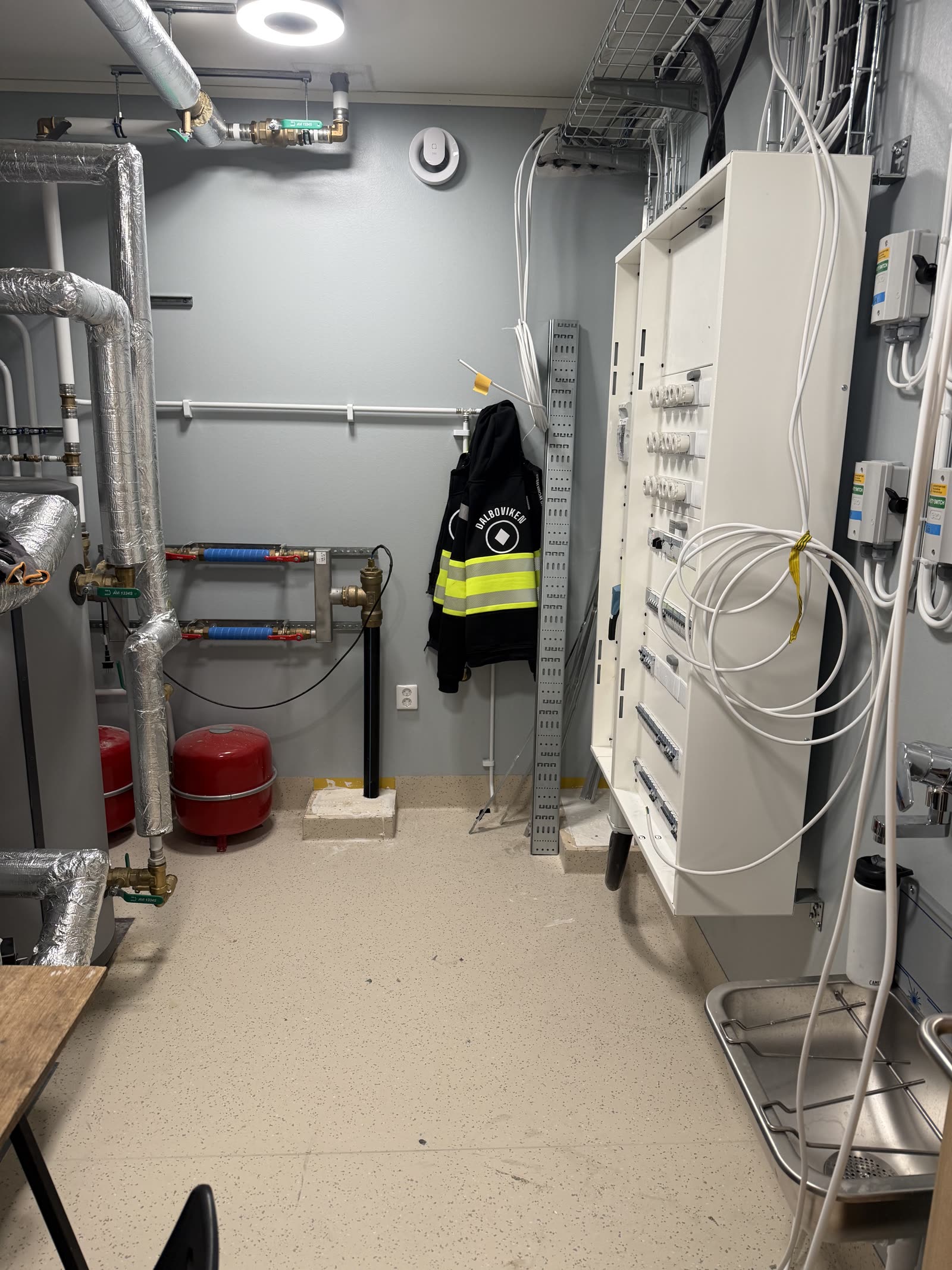 Teknikrum med elcentral under inkoppling samt rör för värmesystemet